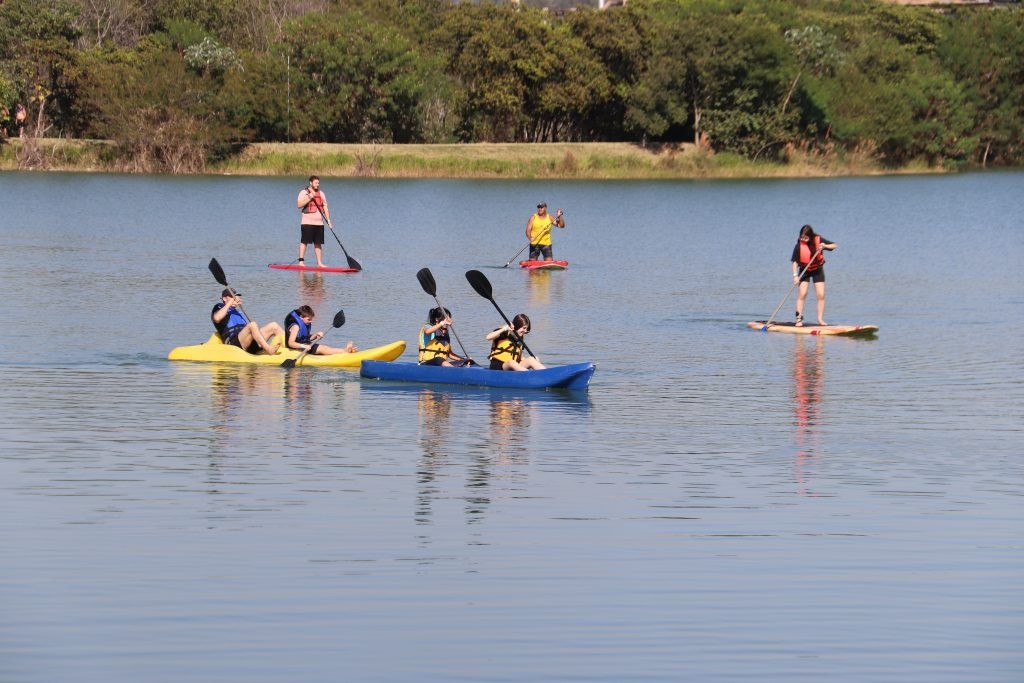 Parque Porto das Águas oferece passeio aquático gratuito de caiaque, stand up paddle e canoa em Sorocaba