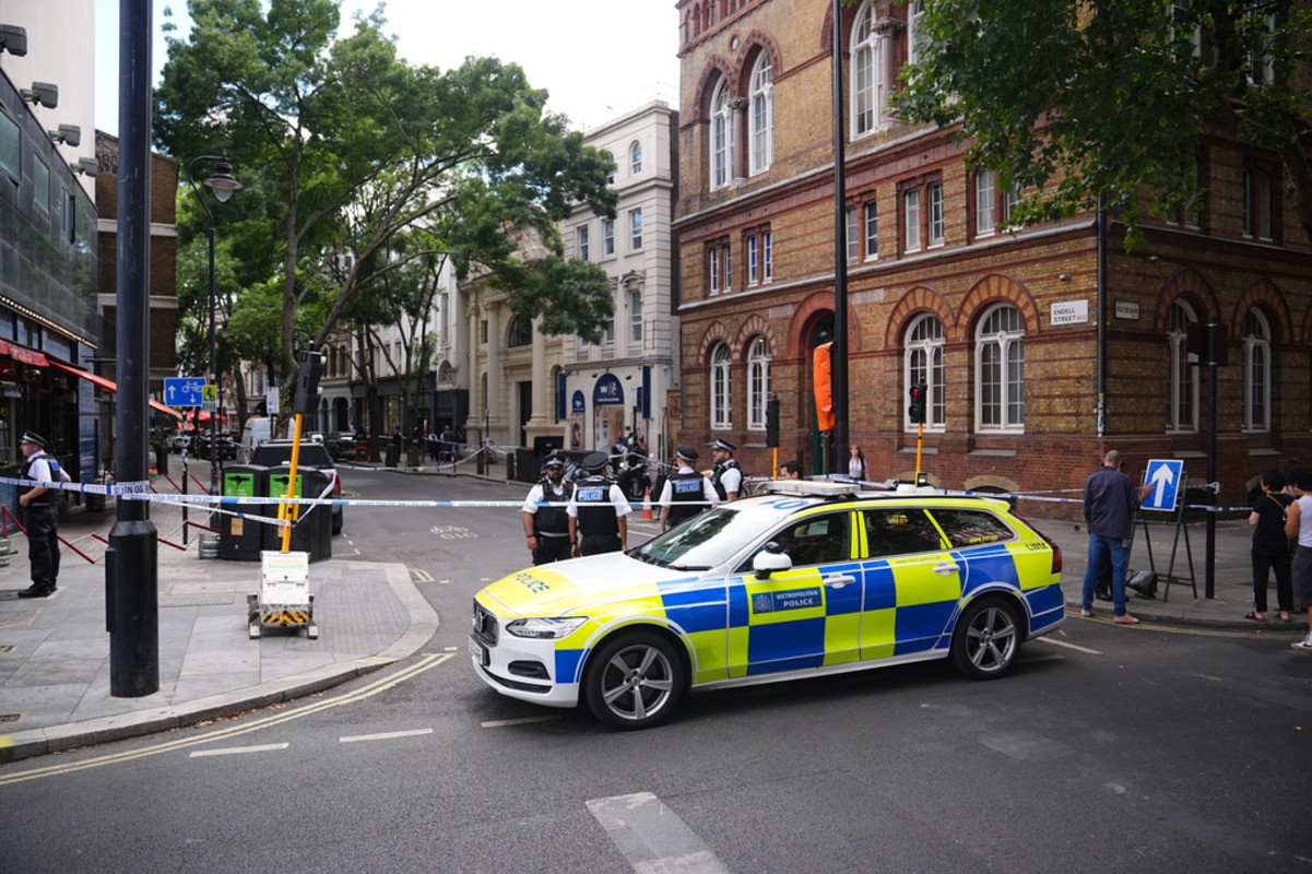 Mulher é presa em Londres suspeita de esfaquear quatro homens em Covent Garden