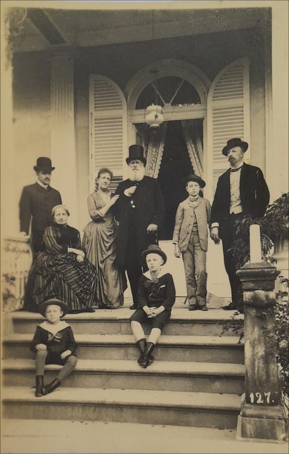 Família Imperial em foto de 25 de maio de 1889. Da esquerda para a direita: a imperatriz dona Teresa Cristina, dom Antônio, a princesa Isabel, o imperador, dom Pedro Augusto (filho da irmã da princesa Isabel, dona Leopoldina, duquesa de Saxe), d. Luís, o conde d’Eu e dom Pedro de Alcântara. — Foto: Coleção Família Imperial