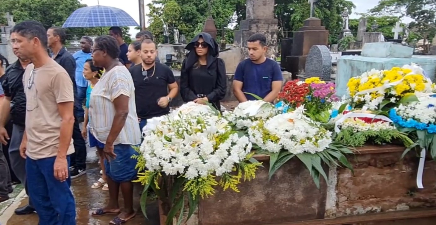 Corpos das vítimas de queda de avião na Bahia são sepultados sob forte comoção