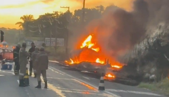 Caminhão-tanque e carro batem e pegam fogo na BR-232, no Grande Recife; VÍDEO