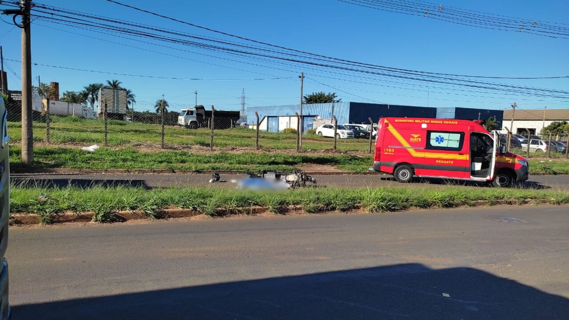 Homem morre após bater moto na traseira de caminhão no Distrito Industrial de Uberlândia