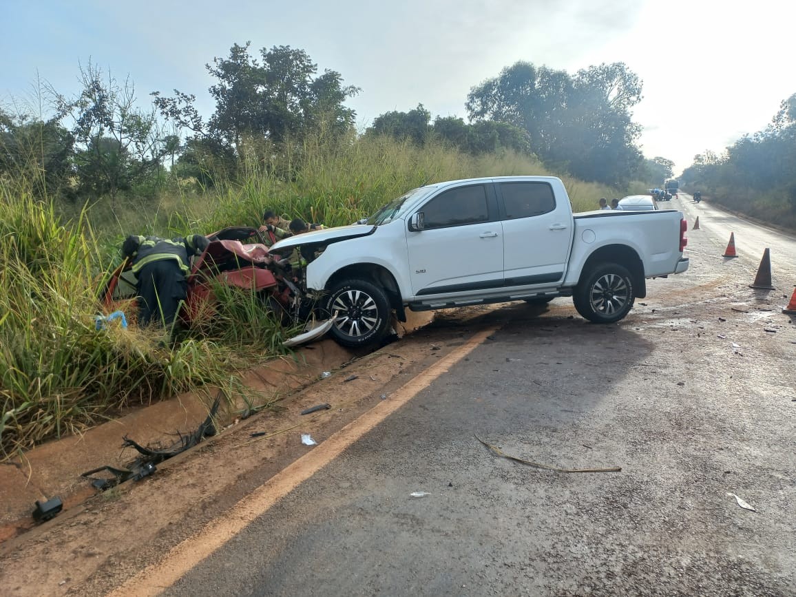 Batida de frente entre carro e caminhonete mata motorista e deixa quatro feridos na MG-164
