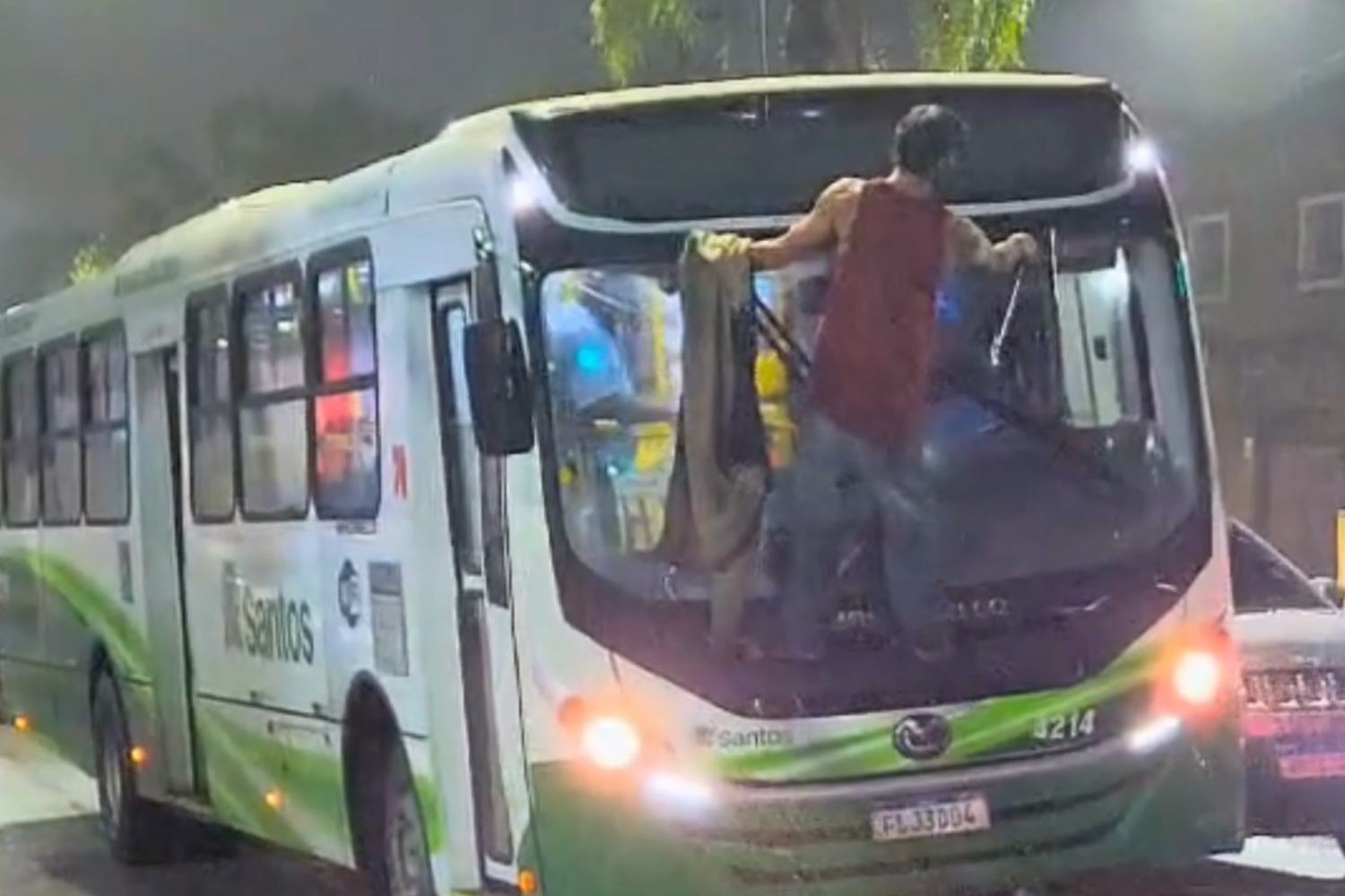 Homem se pendura em para-brisa de ônibus no litoral de SP; VÍDEO