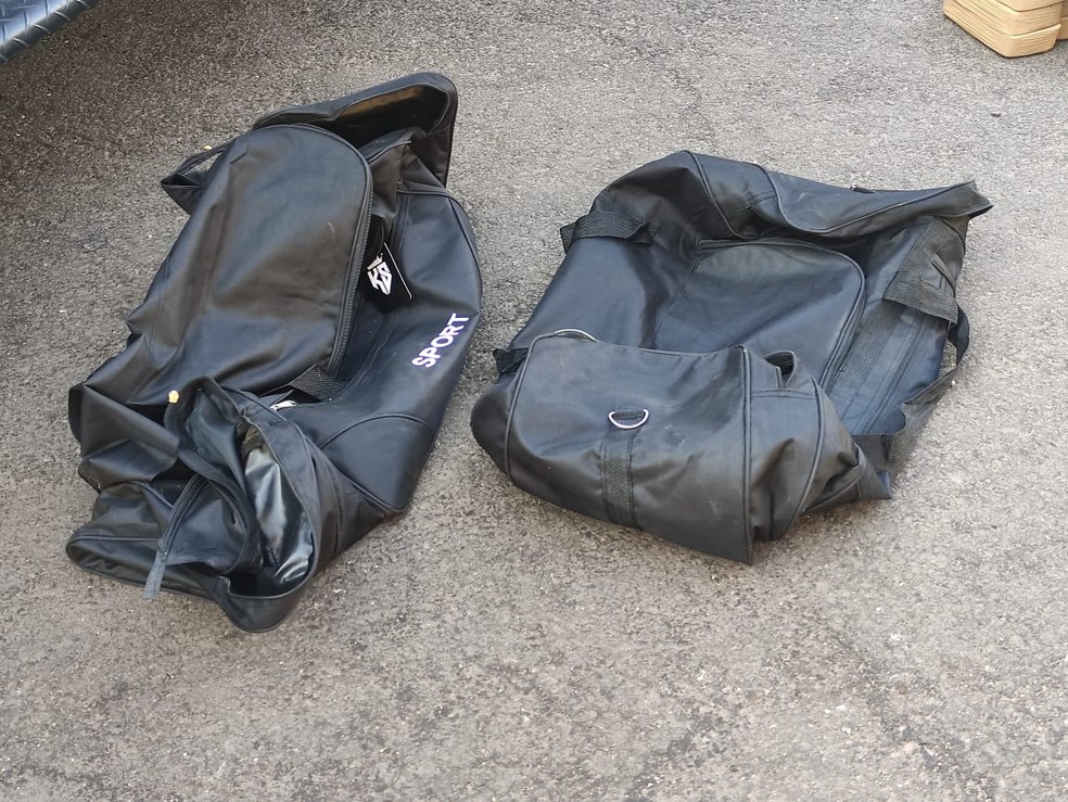 Fuzis, carregadores e cocaína foram apreendidos em Regente Feijó (SP) — Foto: Murilo Zara/TV Fronteira