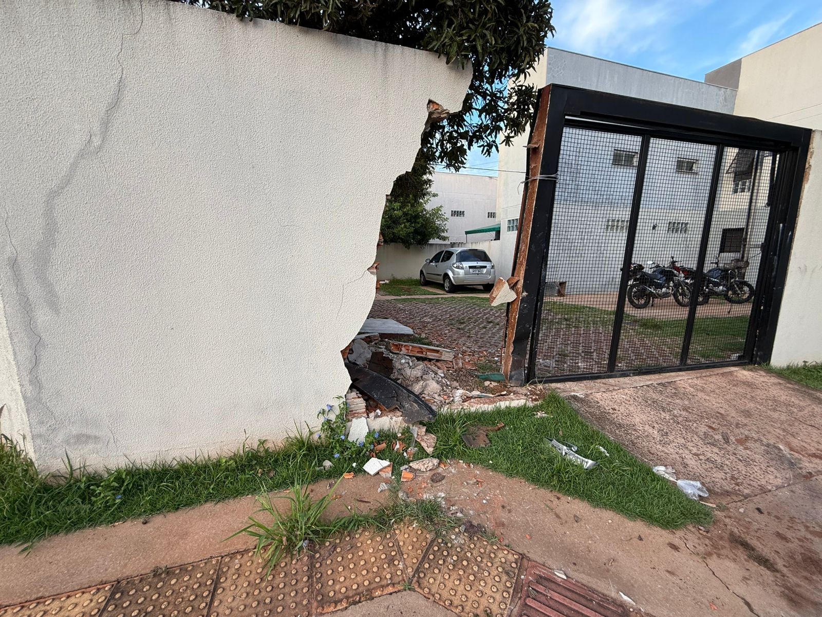 Motorista perde controle e derruba muro de condomínio em Campo Grande