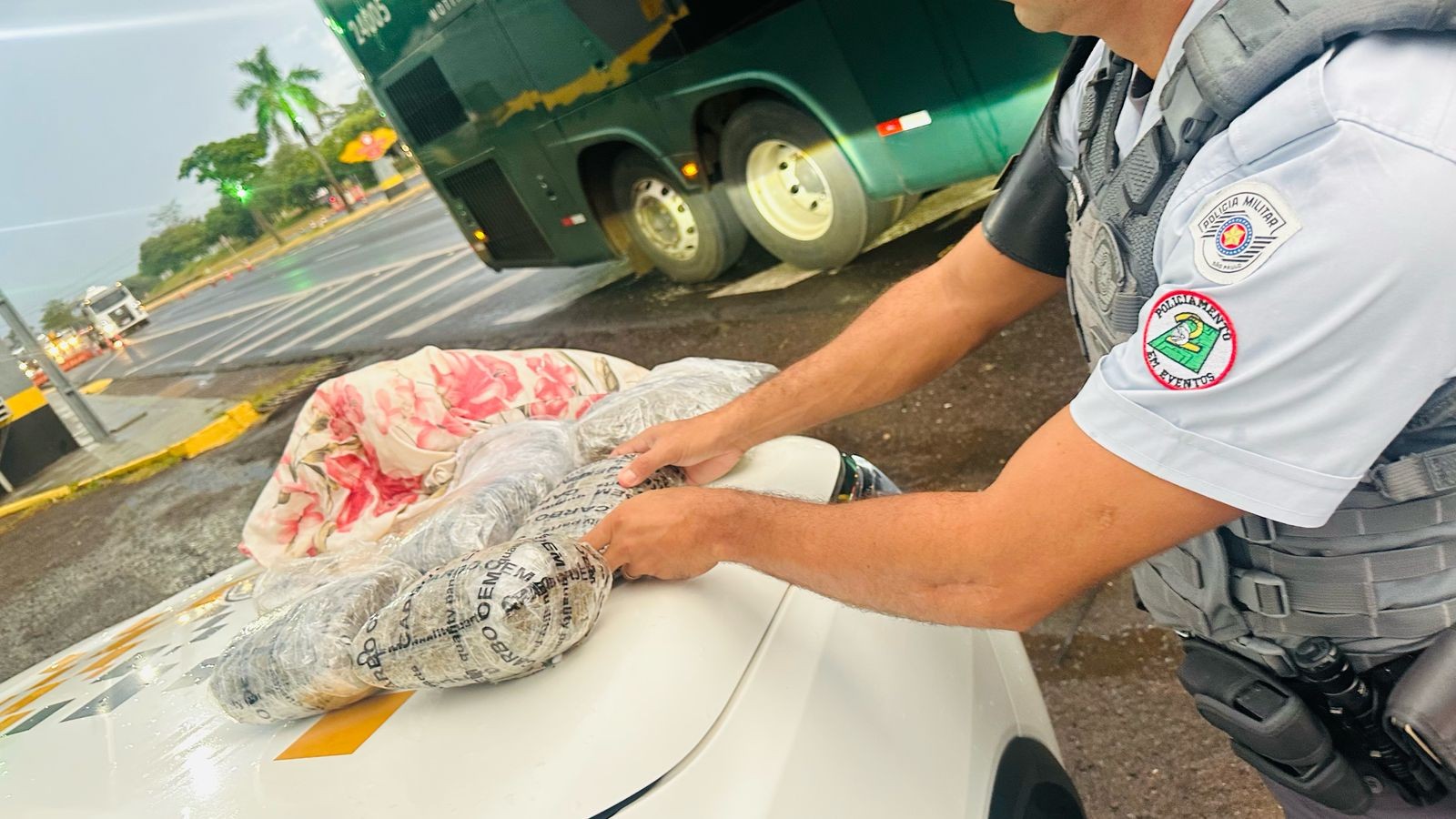 Passageira é presa por transportar quase 4kg de skank dentro de travesseiro em ônibus interestadual, na Rodovia Raposo Tavares