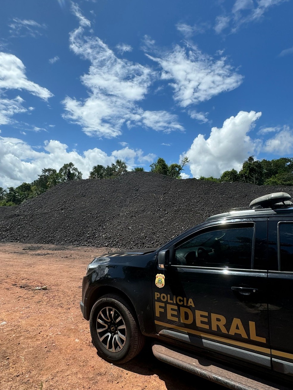 O minério ficará sob a responsabilidade do dono do terreno até que a Justiça decida o que será feito. — Foto: Divulgação/PF
