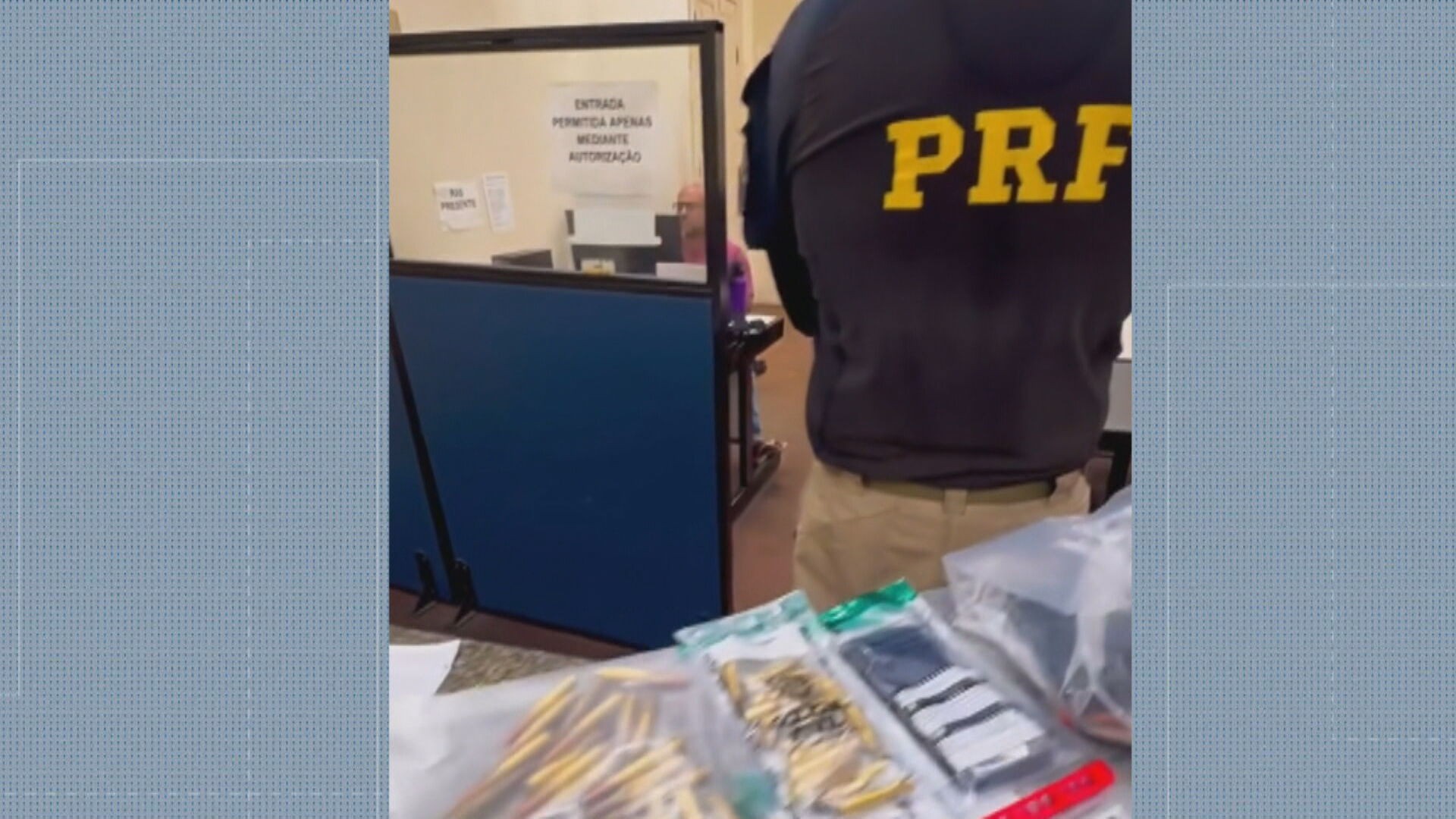 Homem armado com fuzil morre após bater moto na Ponte Rio-Niterói