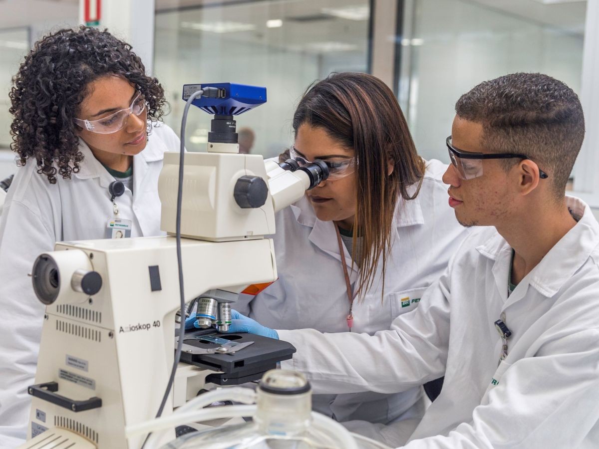 

Petrobras abre 60 vagas para Jovem Aprendiz com salário, benefícios e curso técnico no litoral de SP