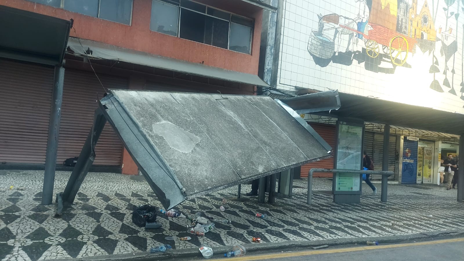 Ponto de ônibus é serrado por vândalos em Curitiba