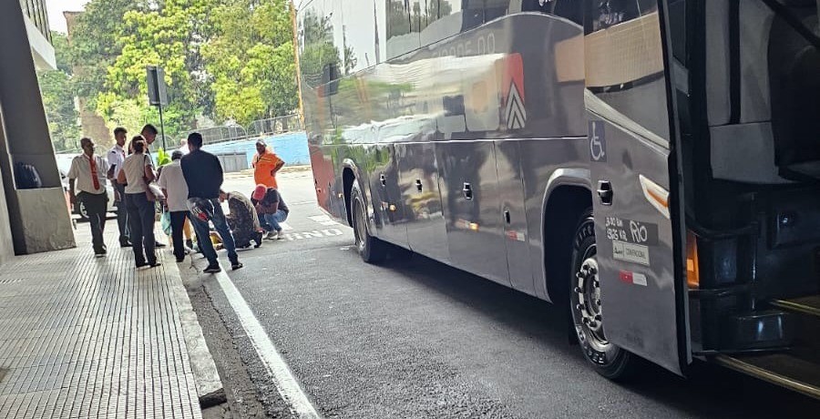 Continua internado idoso atropelado por ônibus dentro da rodoviária em Volta Redonda 