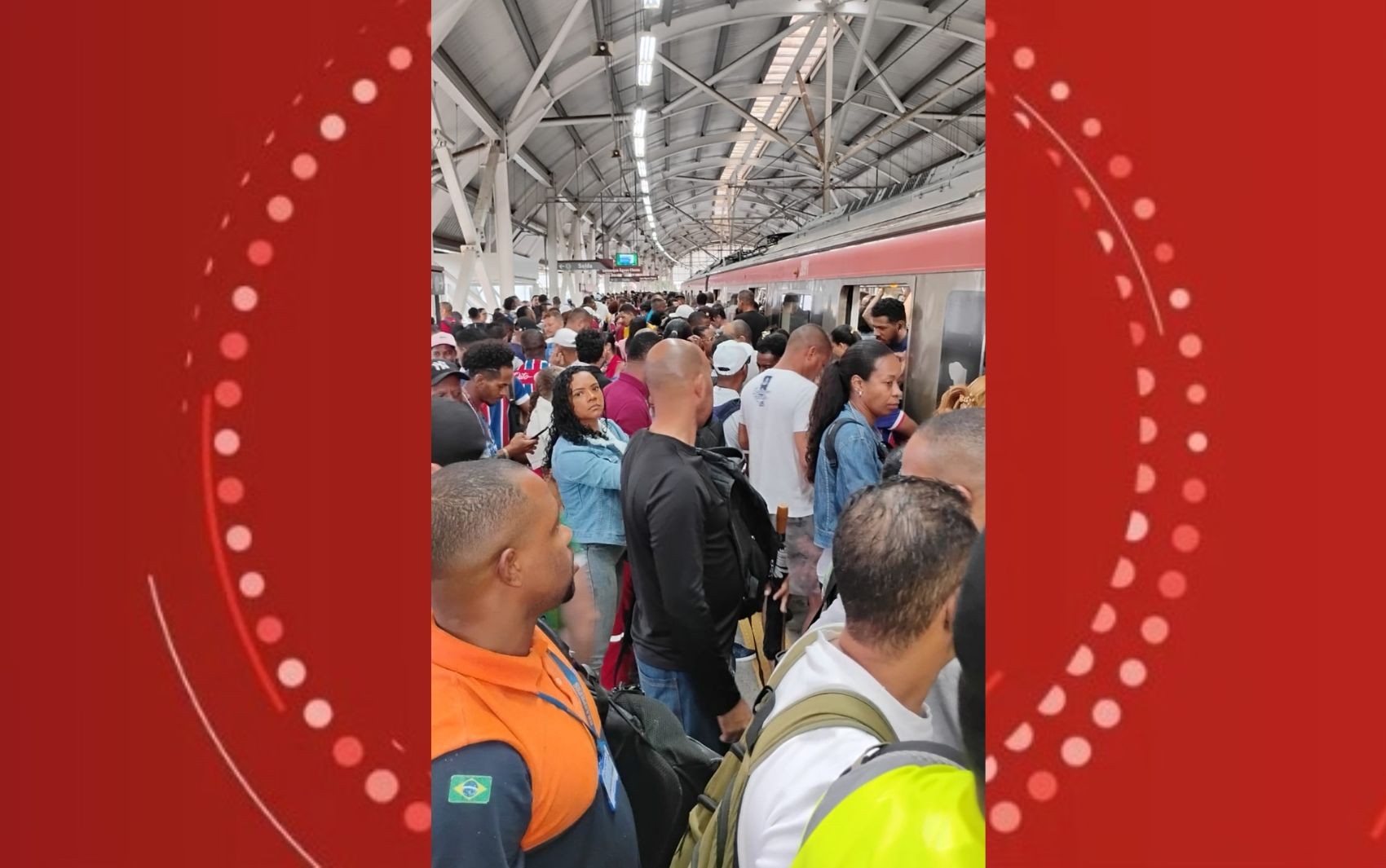 Trem do metrô fica parado em trilho após apresentar falha em Salvador; passageiros precisaram descer e andar por passarela 