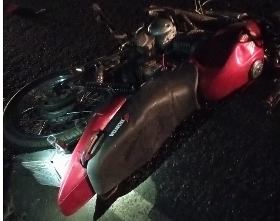 Moto envolvida na batida com carreta no oeste da Bahia que resultou em uma morte — Foto: Jadiel Luiz/ Blog do SigiVilares