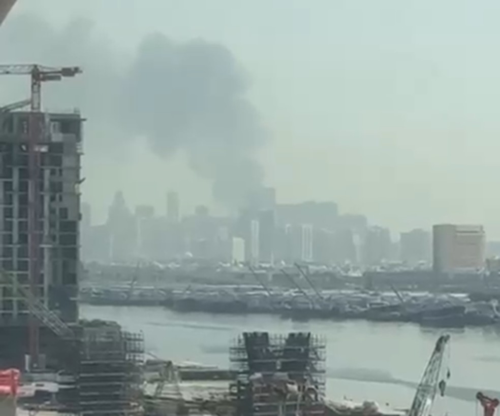 Turistas registraram a fumaça que surgiu em Dubai após ouvir barulho no céu e grande estrondo — Foto: Carla Albuquerque