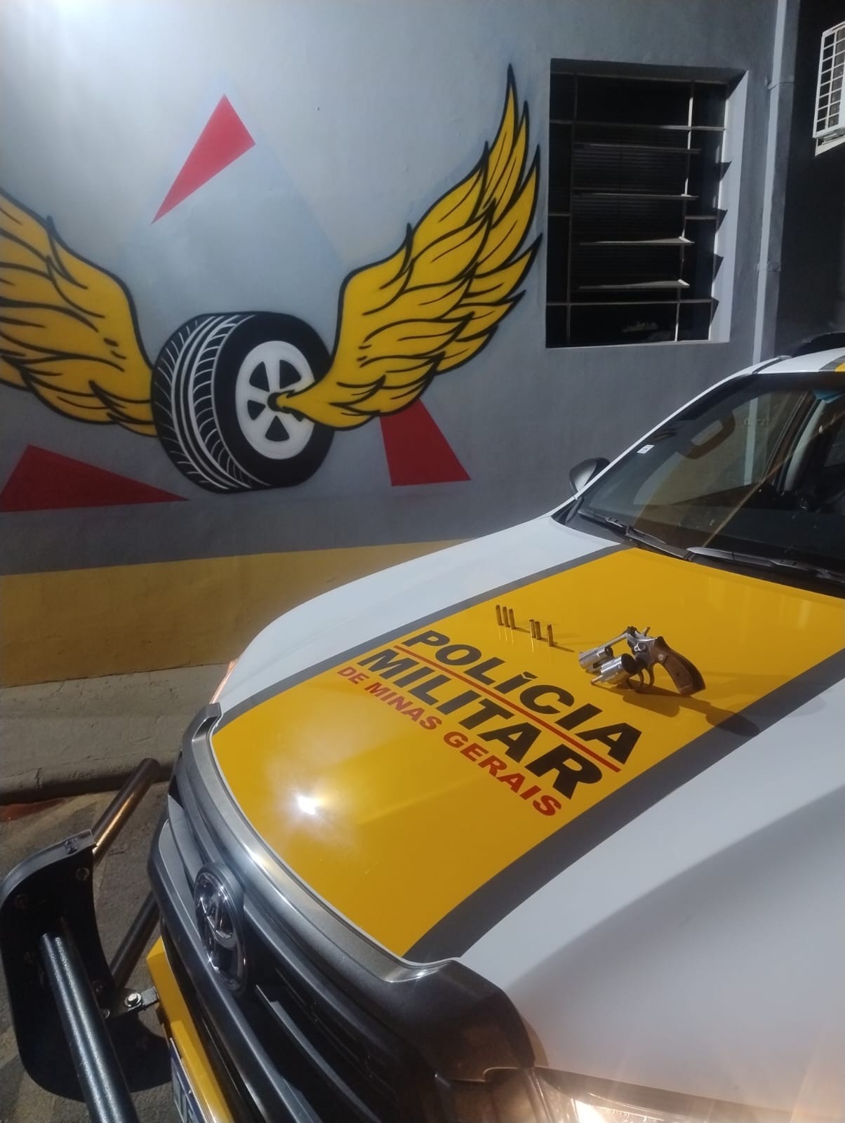 Motorista com sinais de embriaguez é preso com arma na LMG-674