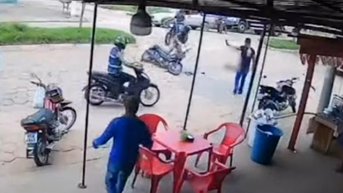 Criança de 1 ano é arremessada ao chão após batida entre moto e caminhão em Tucumã, no Pará 