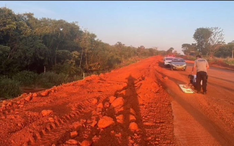 Idoso morreu trabalhando na obras de duplicação da Alameda das Primaveras, que ligam o perímetro urbano de Jataí à BR 060 — Foto: Reprodução/TV Anhanguera