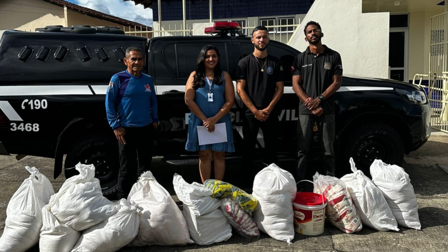 Polícia Civil entrega alimentos apreendidos em operação contra garimpo ilegal a abrigo em Oriximiná
