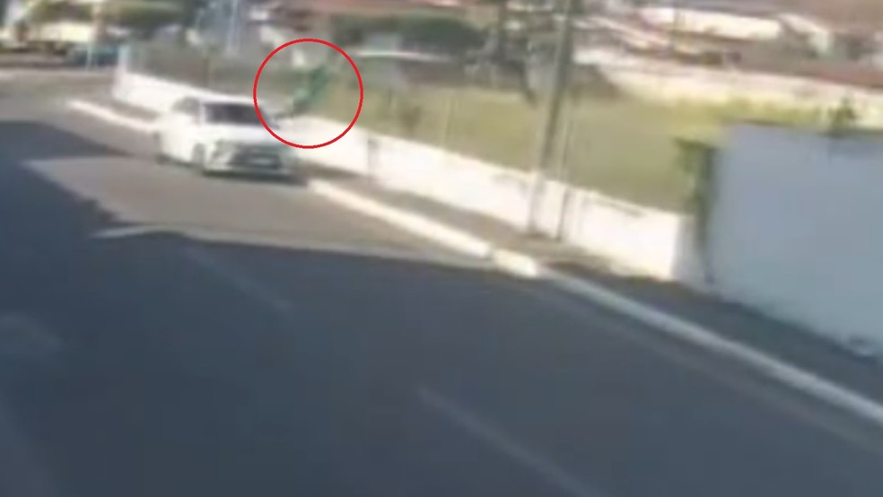 Trabalhador não ficou ferido após ser atropelado e arremessado por veículo em Itapipoca, no Ceará — Foto: Reprodução
