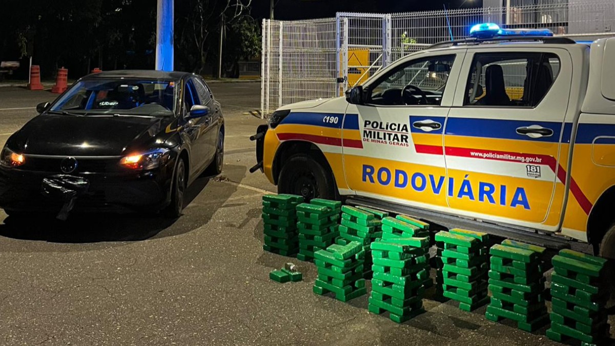 Com adolescente e bebê no carro, mulher foge da PM na BR-259 e é presa com 175 barras de maconha