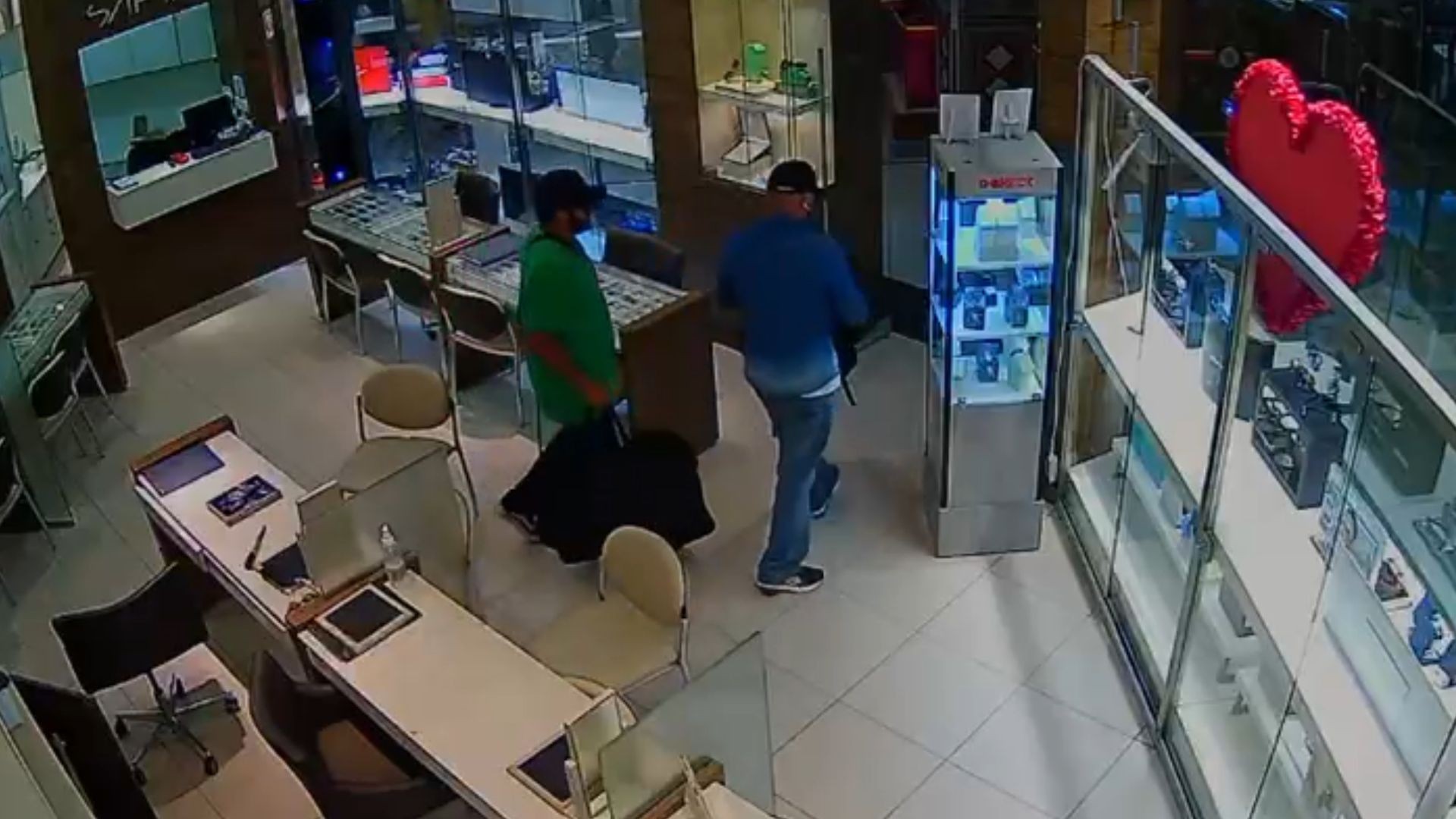 VÍDEO mostra dupla com boné e barba falsa durante assalto a joalheria em shopping de Porto Alegre; 4 já foram presos