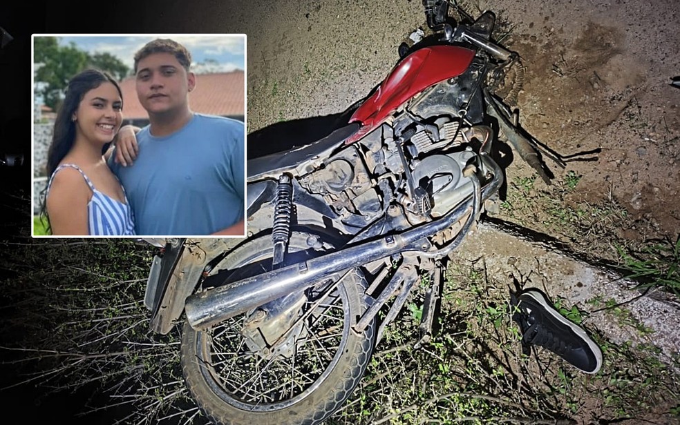 Dois jovens morrem ap&oacute;s a moto em que estavam ser atingida por um carro na na MG-449, em Arceburgo (MG) &mdash; Foto: Pol&iacute;cia Rodovi&aacute;ria e redes sociais