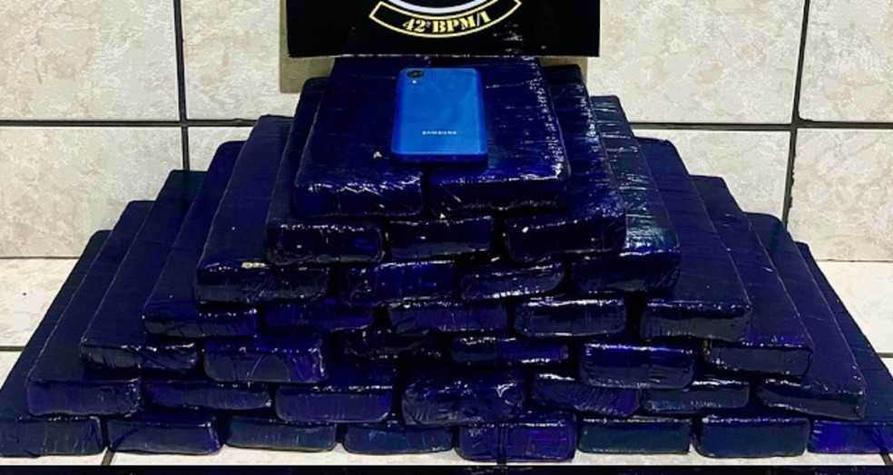 Passageira de ônibus é presa com 35 tabletes de maconha, em Presidente Epitácio (SP) — Foto: Polícia Militar