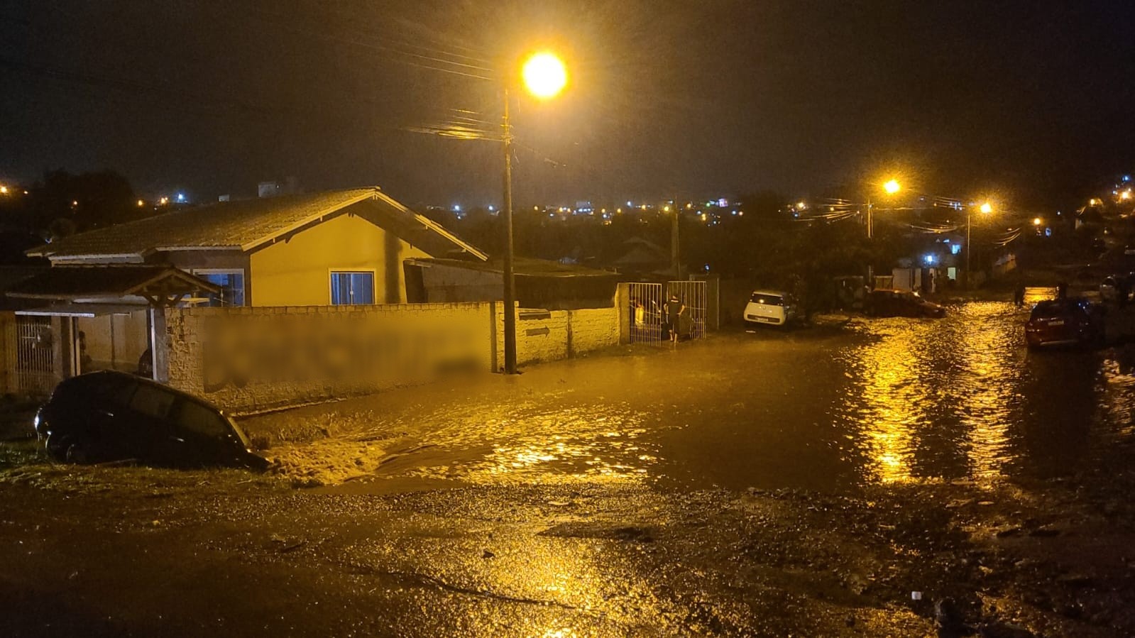 Carro é arrastado após forte chuva e fica parcialmente submerso na Serra de SC; FOTOS