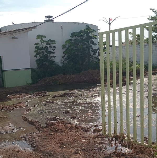 Segundo os moradores, a única fonte de água disponível no bairro tem sido a das chuvas, que, apesar de alagarem diversos pontos da cidade, são a única alternativa para suprir a necessidade da população — Foto: Reprodução