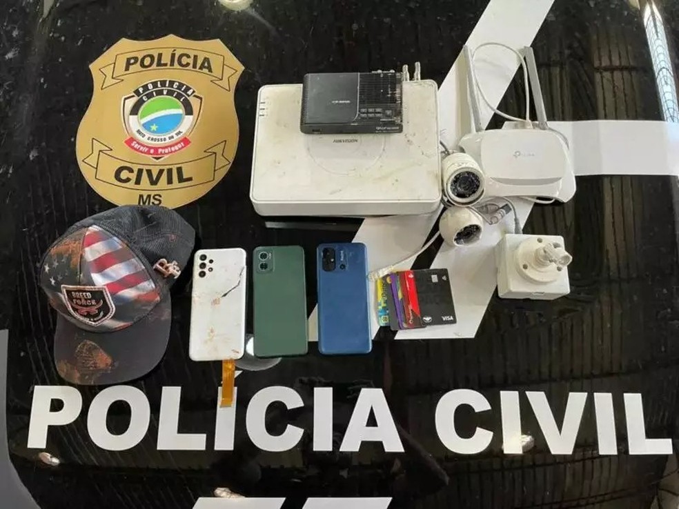 Bruna foi encontrada com câmeras de segurança, celulares e cartões de crédito — Foto: Polícia Civil