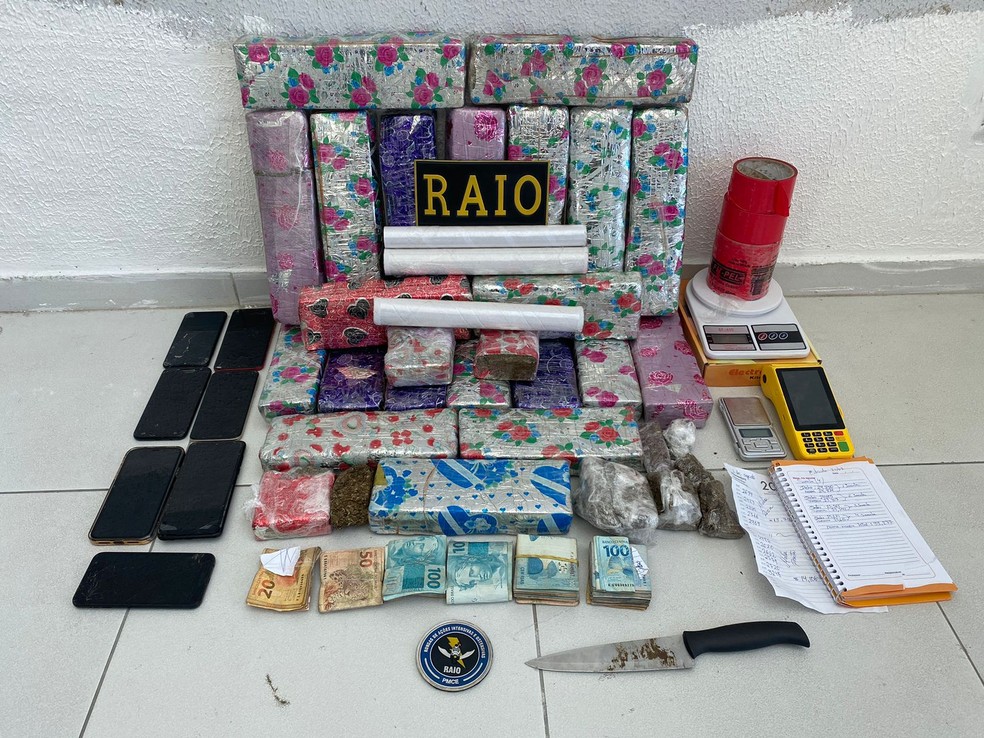 Mulher é presa com 20kg de maconha embalados em papel de presente, em Fortaleza — Foto: SSPDS/Reprodução