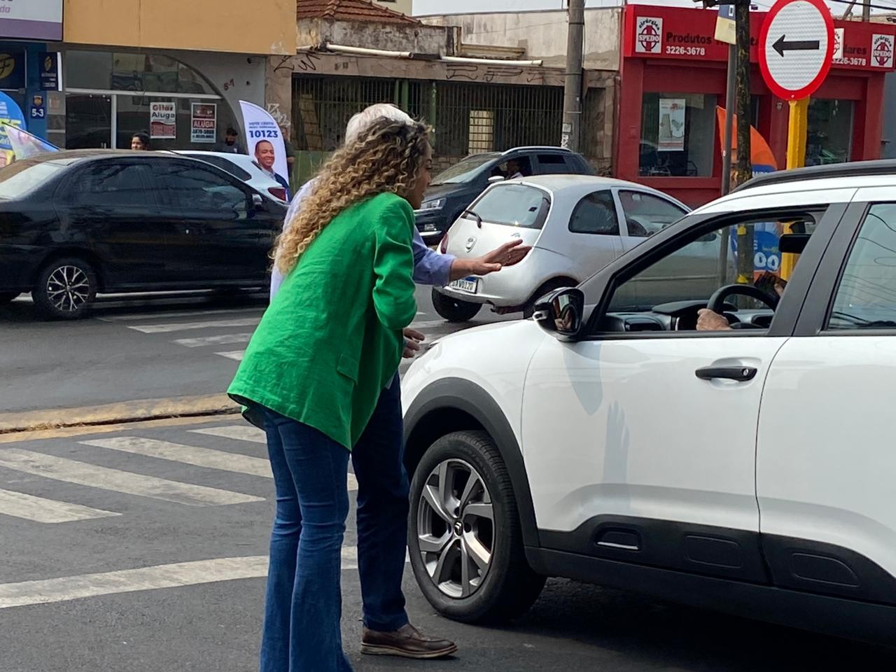 Candidata à reeleição em Bauru, Suéllen Rosim conversa com motoristas e discute crise hídrica com pedestres