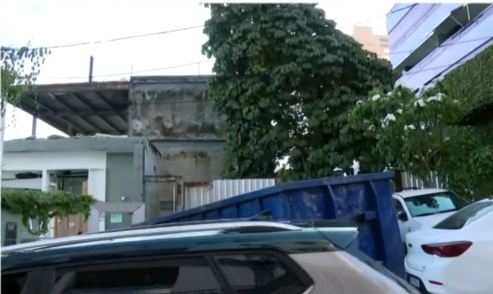 Dois operários ficam feridos após piso de construção de flat ceder em bairro nobre de Salvador — Foto: Reprodução/TV Bahia