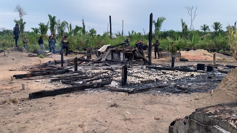 Acampamento incendiado durante operação Mapinguari no Parque Guajará-Mirim — Foto: Rede Amazônica