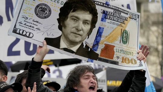 Governo Milei intervém no câmbio da Argentina pela primeira vez e vende US$ 53 milhões para segurar dólar - A decisão de intervir no câmbio surpreendeu o mercado, já que parte de um governo de agenda ultraliberal. A medida veio após a derrota do presidente argentino nas eleições legislativas em Buenos Aires e o escândalo envolvendo sua irmã, que abalou ainda mais a confiança no peso.