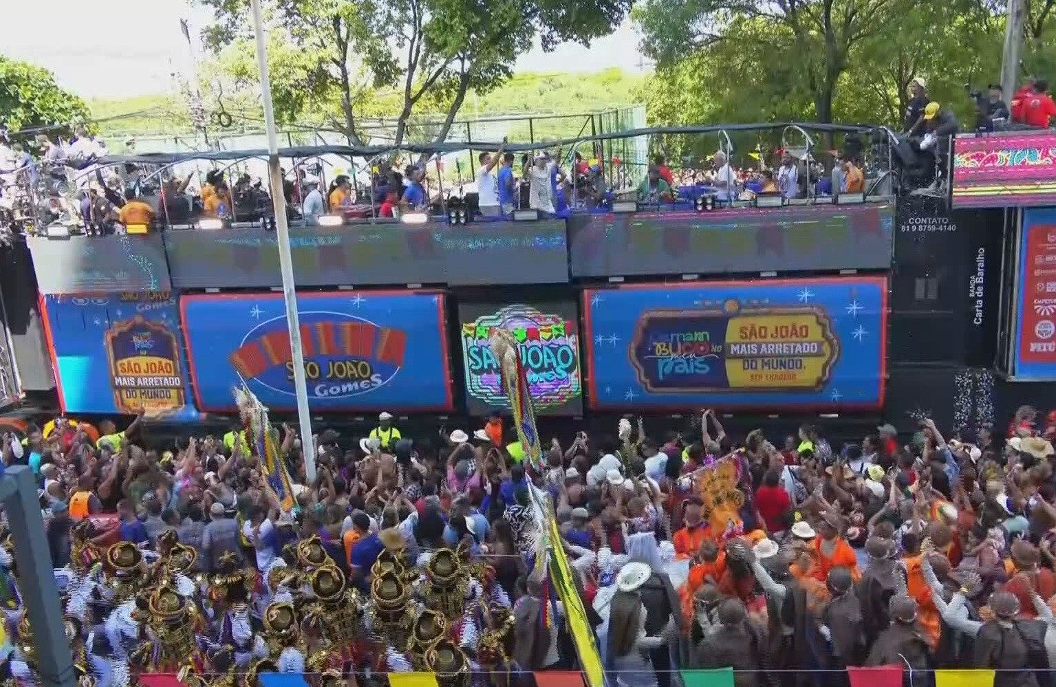 João Gomes arrasta multidão com 'drilha junina' em desfile pós-carnaval no Recife: 'A gente quer tornar isso tradição'