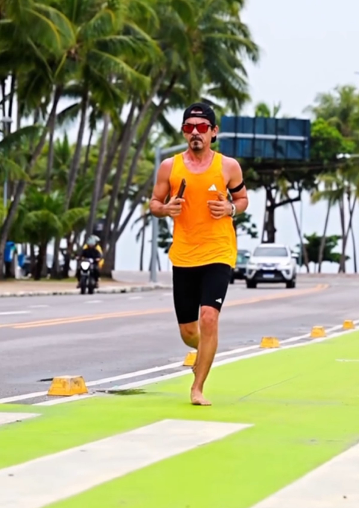 De pés descalços, corredor alagoano encara o desafio de uma maratona