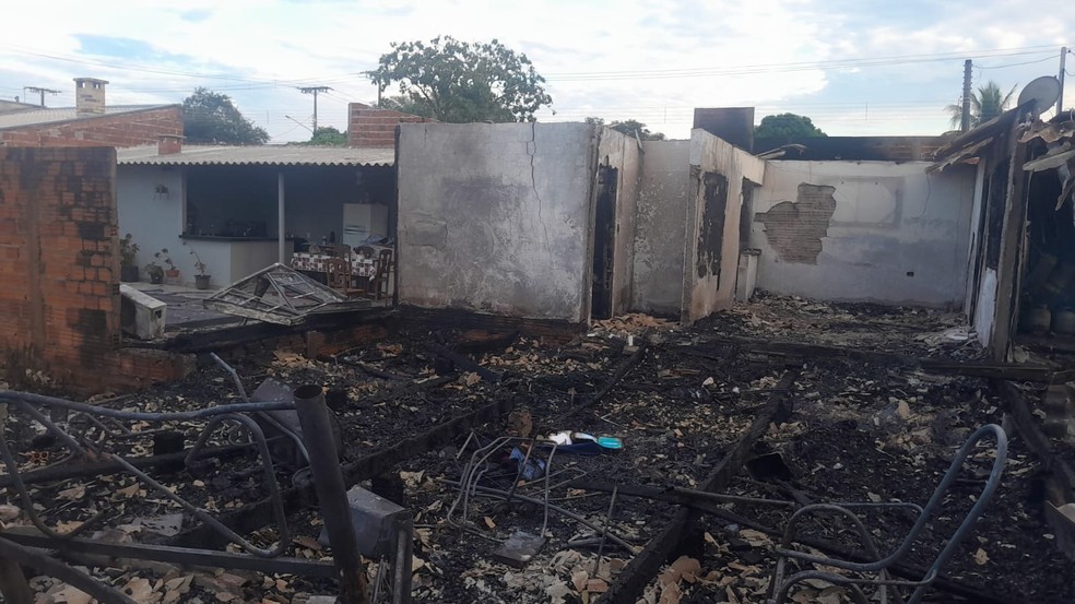 Incêndio atingiu quatro casas em Rosana (SP) — Foto: Natalí Cecilia Fernandes