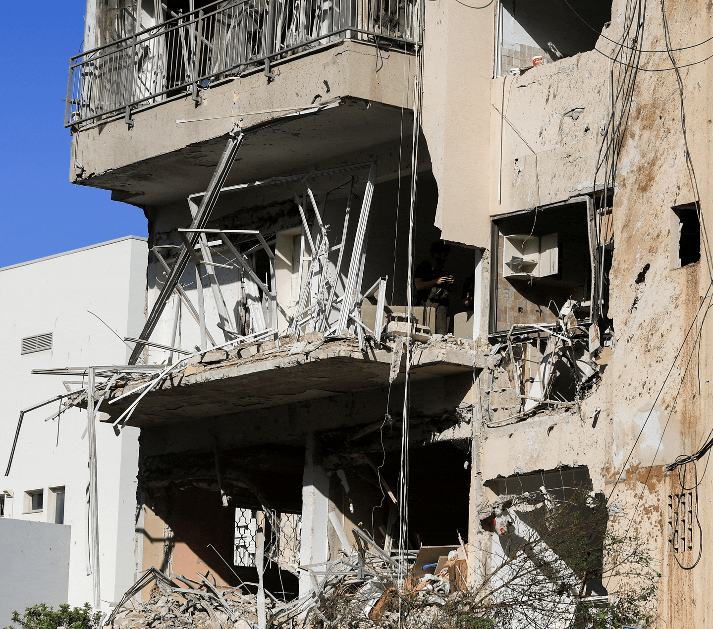 Mísseis atingem Tel Aviv um dia após Trump citar negociação com Irã; regime nega conversa