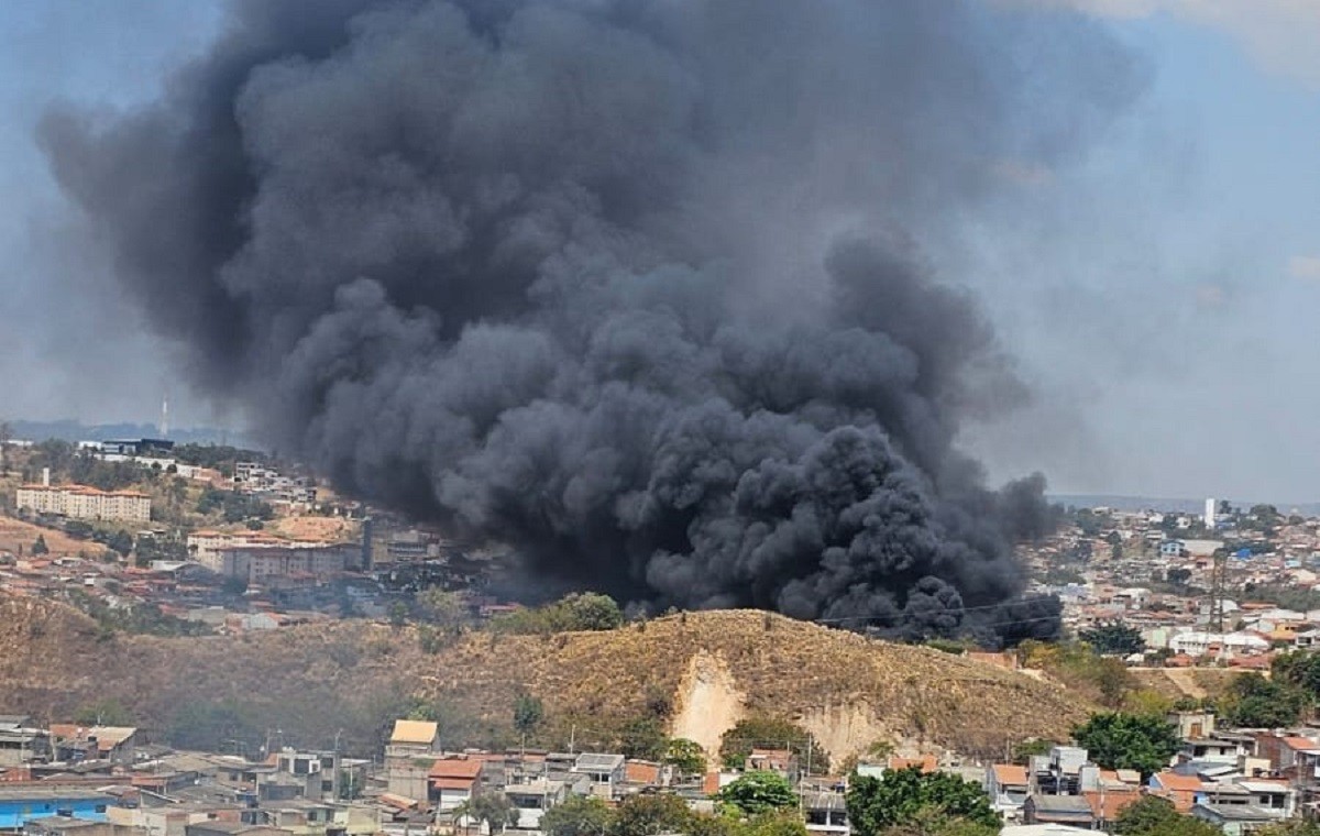 Incêndio em terreno com produtos recicláveis gera fumaça preta e chama atenção em Votorantim