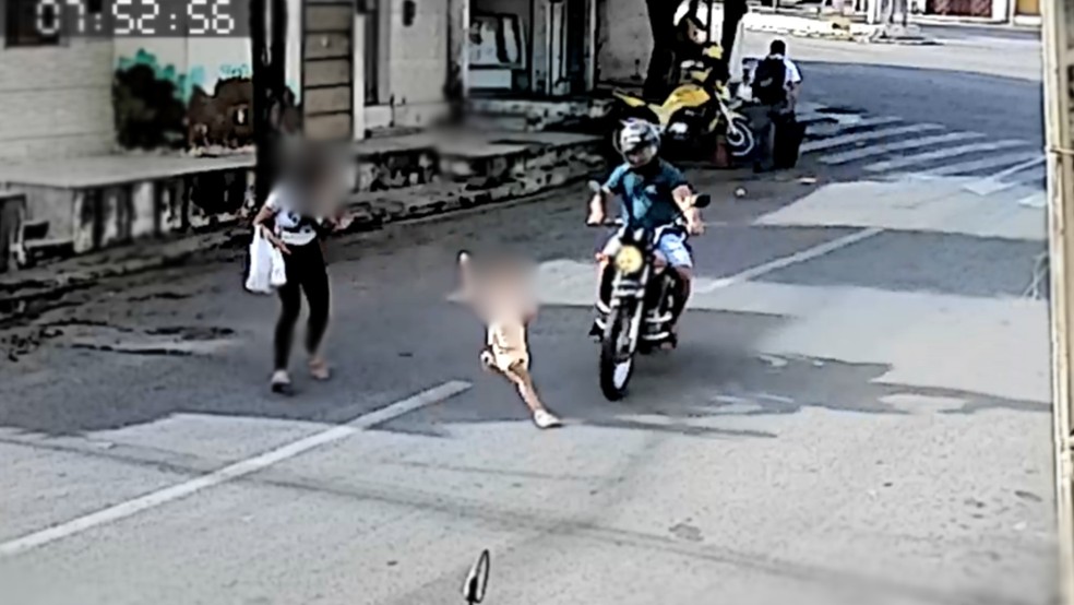 Criança de três anos sofre colisão de moto ao cruzar rua na cidade do Crato, no Ceará — Foto: Reprodução