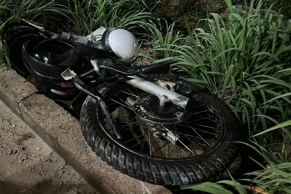 Casal morre após moto bater contra poste em Cuiabá | G1
