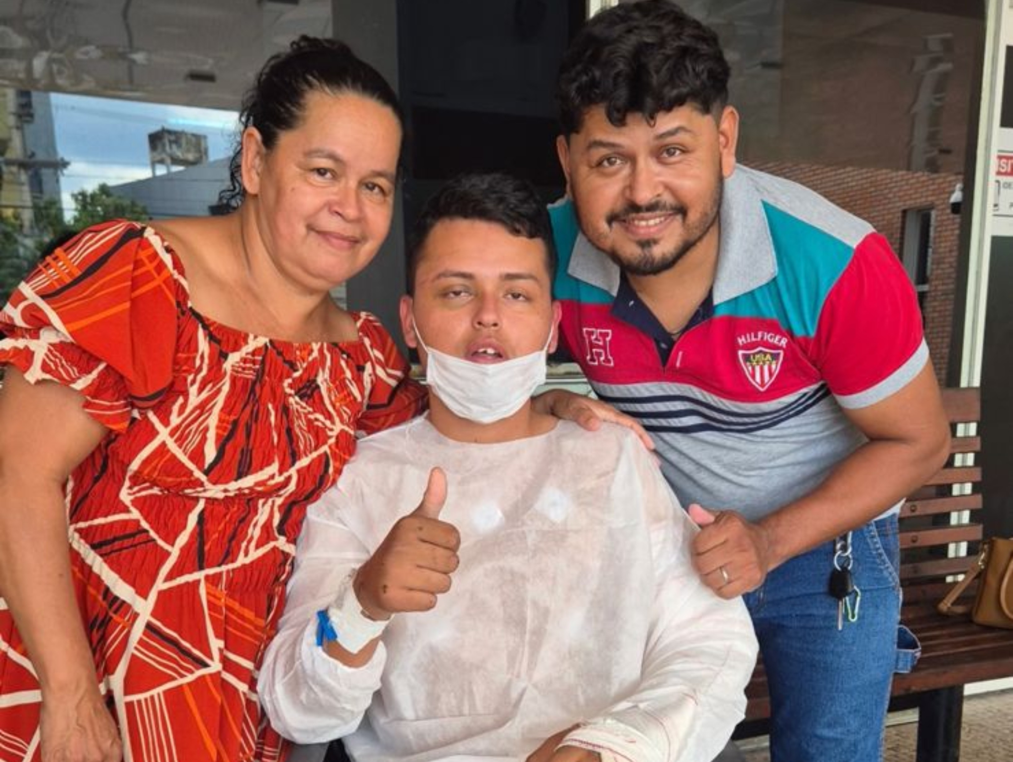Repórter que sofreu acidente de moto no Acre passa por cirurgia no braço esquerdo 