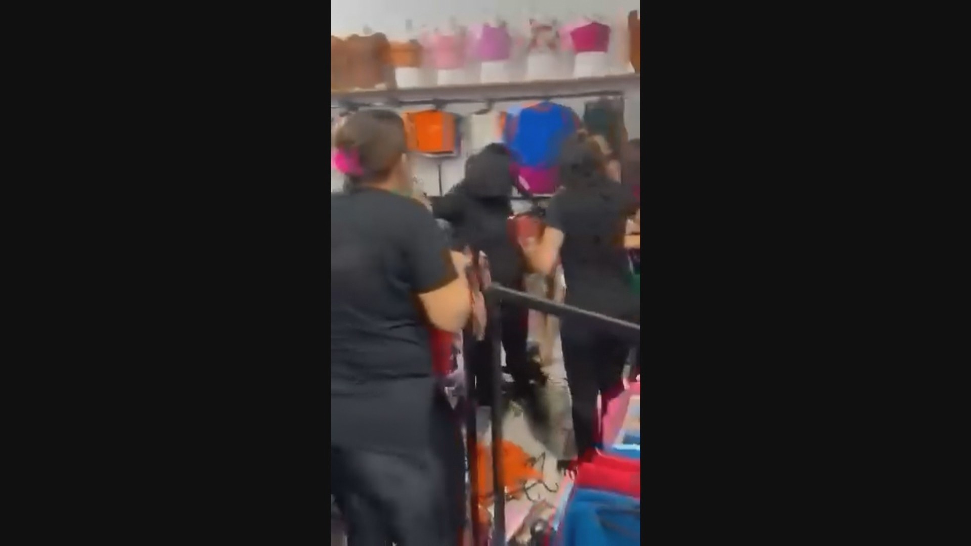 ‘Vai pegar meu short’: disputa por peça de R$ 10 termina em confusão