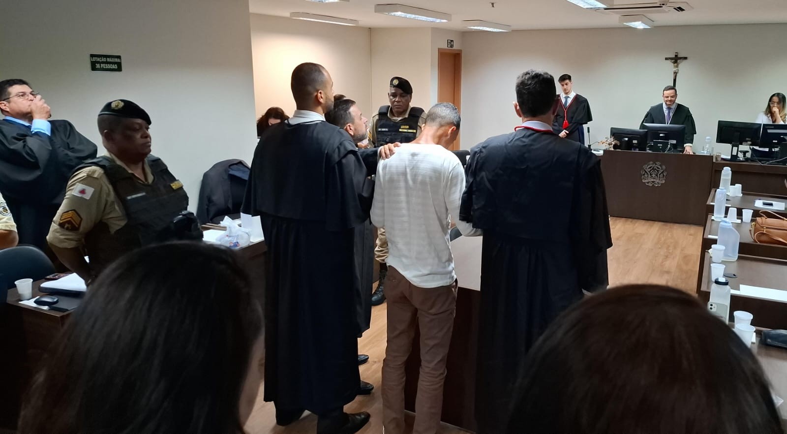 Homem que matou vizinha a facadas é condenado a 16 anos de prisão em regime fechado
