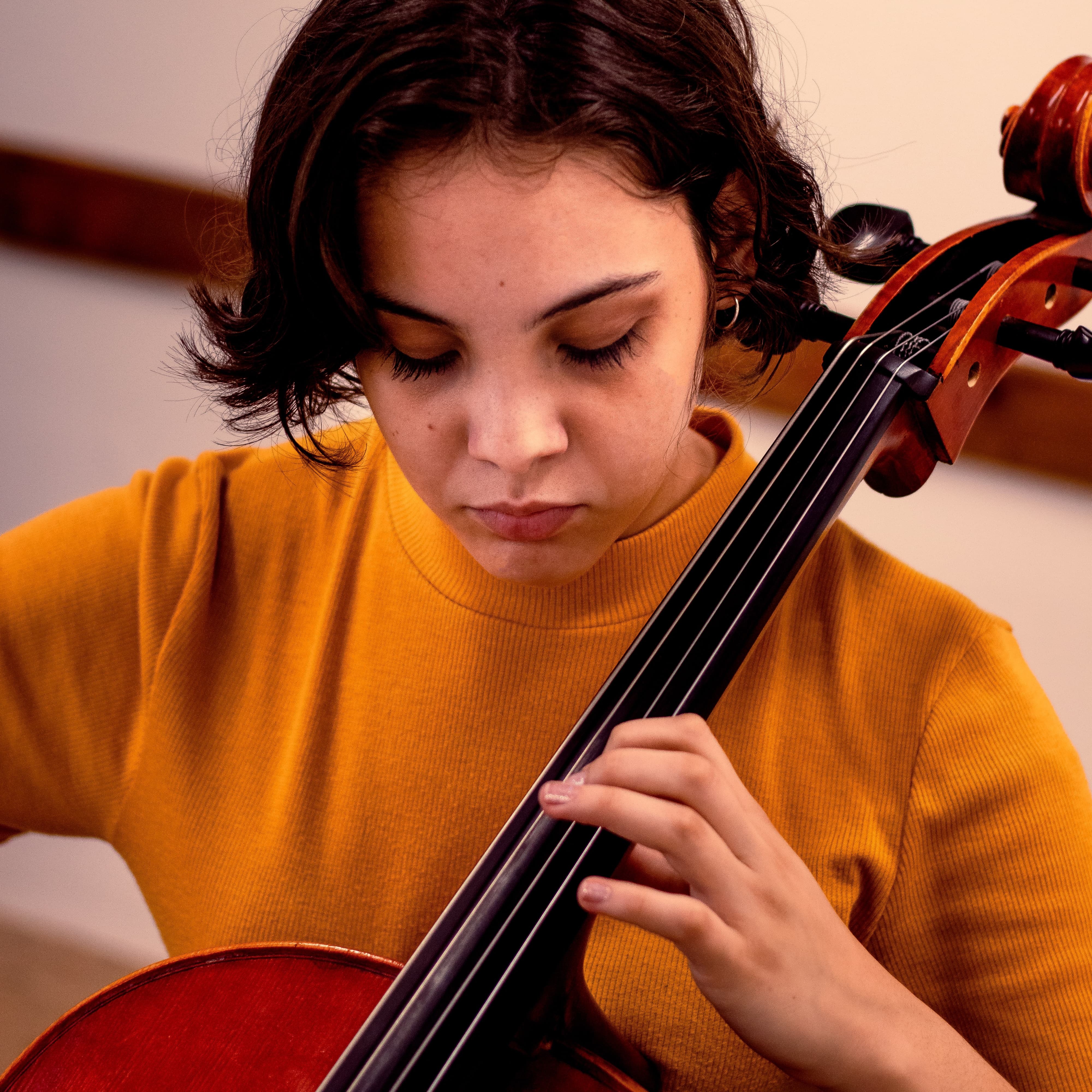 Do Projeto Guri para teatros e estádios: violoncelista fala sobre emoção de integrar orquestra que tocou para Andrea Bocelli