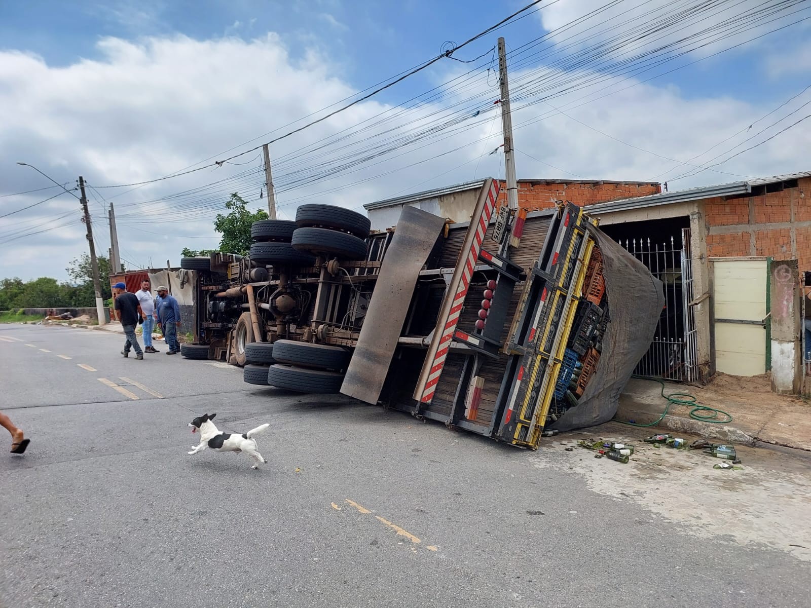 Caminhão carregado de garrafas de vinho tomba e atinge casa em Campinas