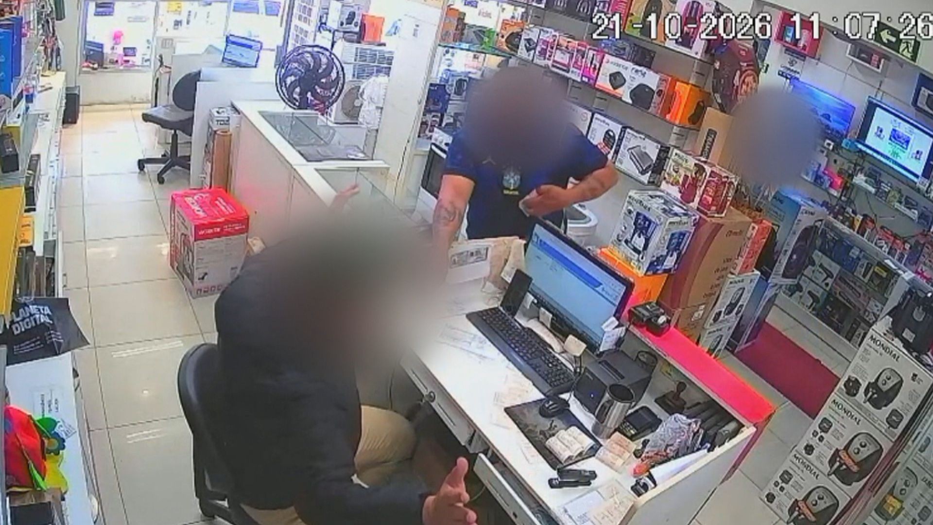 VÍDEO: Criminosos rendem funcionários, trancam clientes e roubam dezenas de celulares em loja de Porto Alegre
