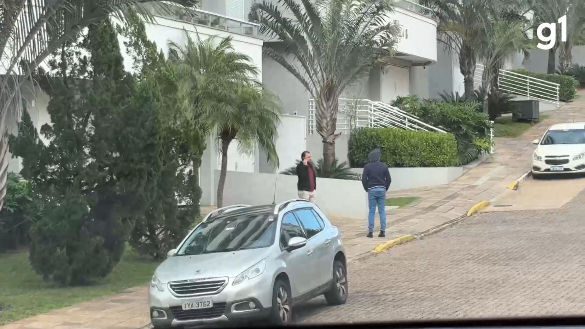 Assessores de Câmara de Vereadores são flagrados pela RBS TV trabalhando como corretores de imóveis durante o expediente no RS